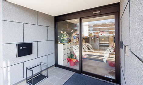 スイートガーデン柏原法善寺駅前のエントランス