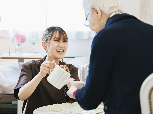 入居者と介護士の写真