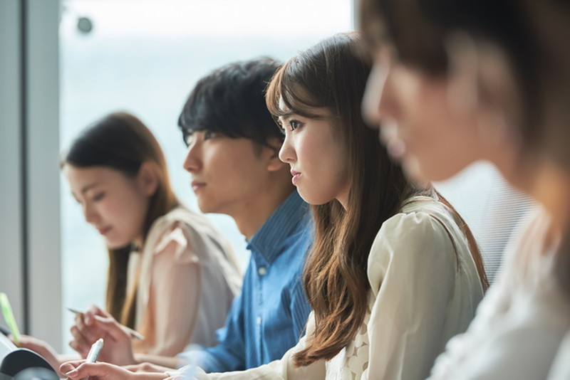 資格取得のため学ぶ若者たちのイメージ